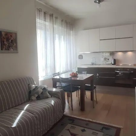 15, Con Posto Auto * Génova