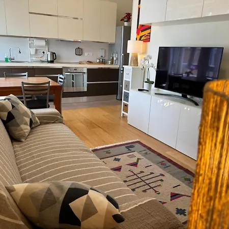 15, Con Posto Auto Lejlighed *