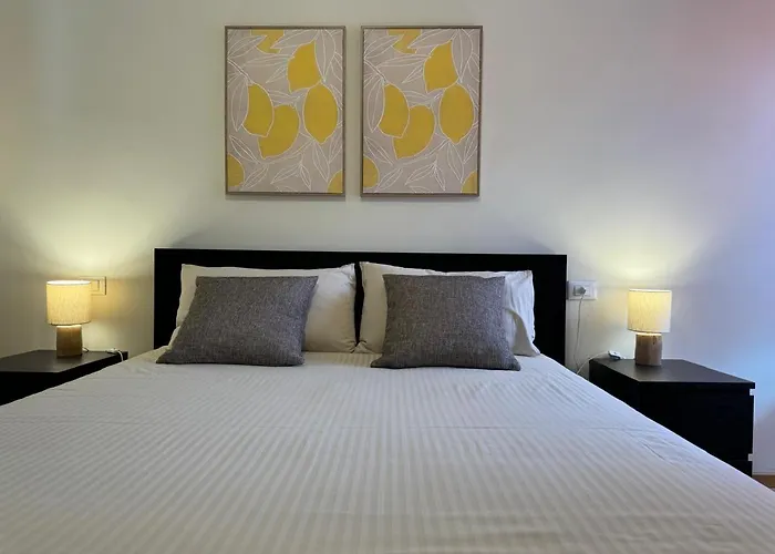 15, Con Posto Auto شقة