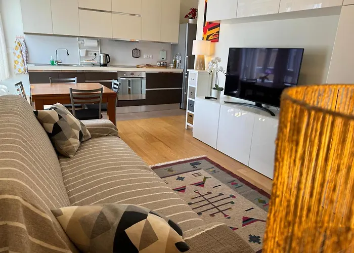 15, Con Posto Auto Lejlighed *