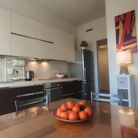 15, Con Posto Auto Apartment Genoa