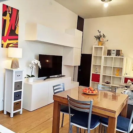 Διαμέρισμα 15, Con Posto Auto *